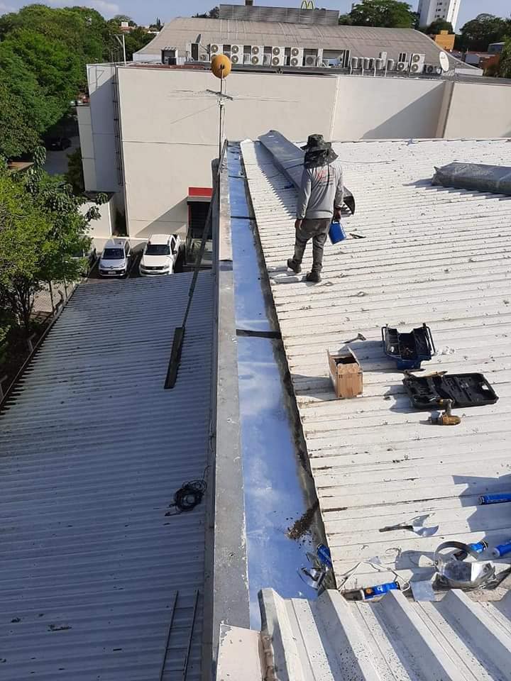 Trabalhador em telhado comercial