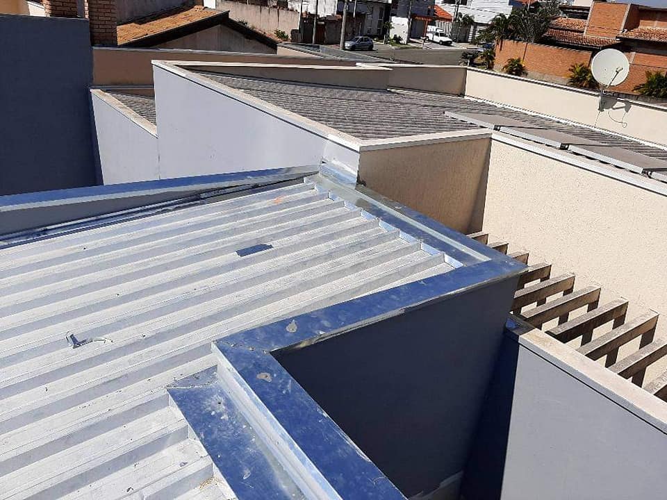 Telhado com calhas instaladas