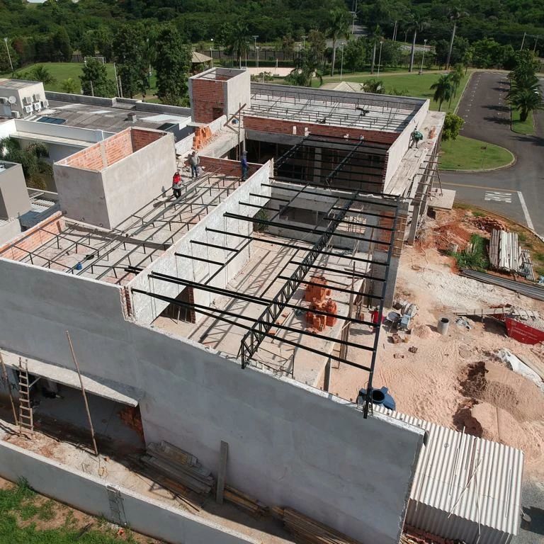 Obra com estrutura metálica - vista aérea